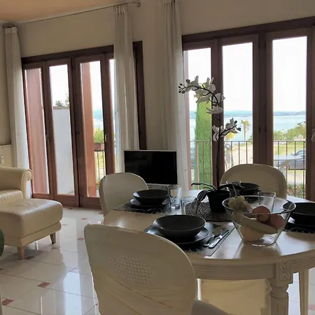 Lägenhet 5 Star With Private Beach And Garage Sirmione